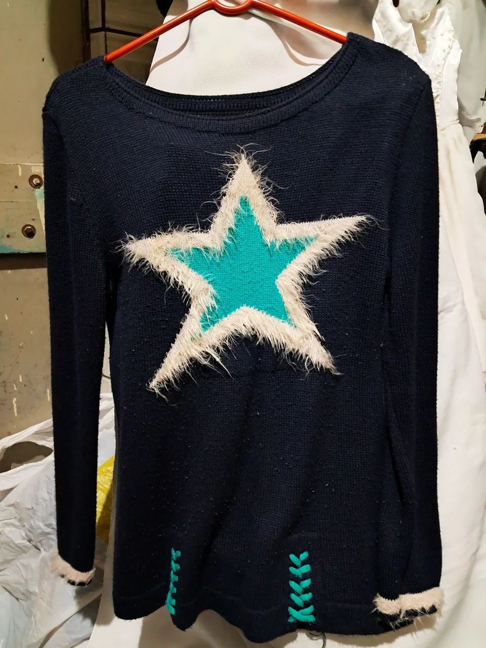 Suéter azul marinho com estrela