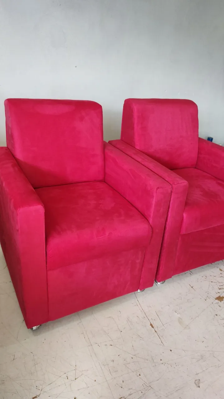 Poltronas com pés de alumínio