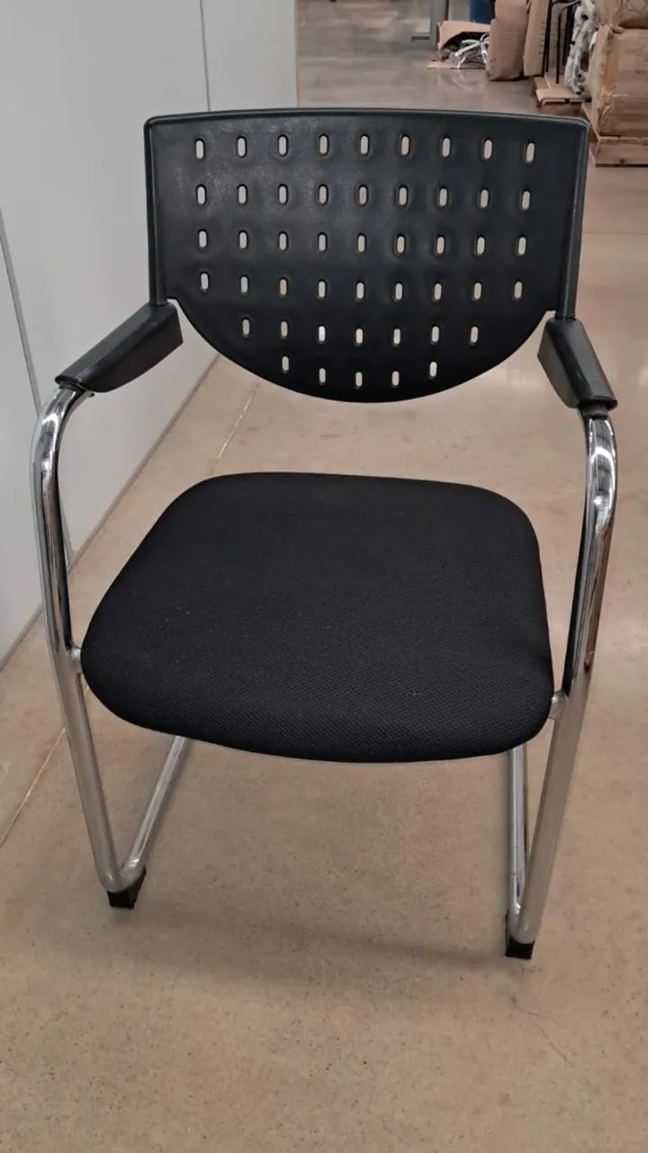 Cadeira Preta Assento em Tecido