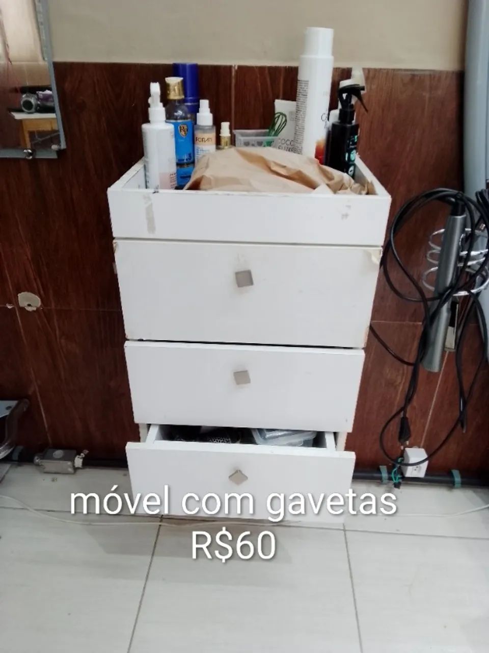 Espelho e móvel para salão 