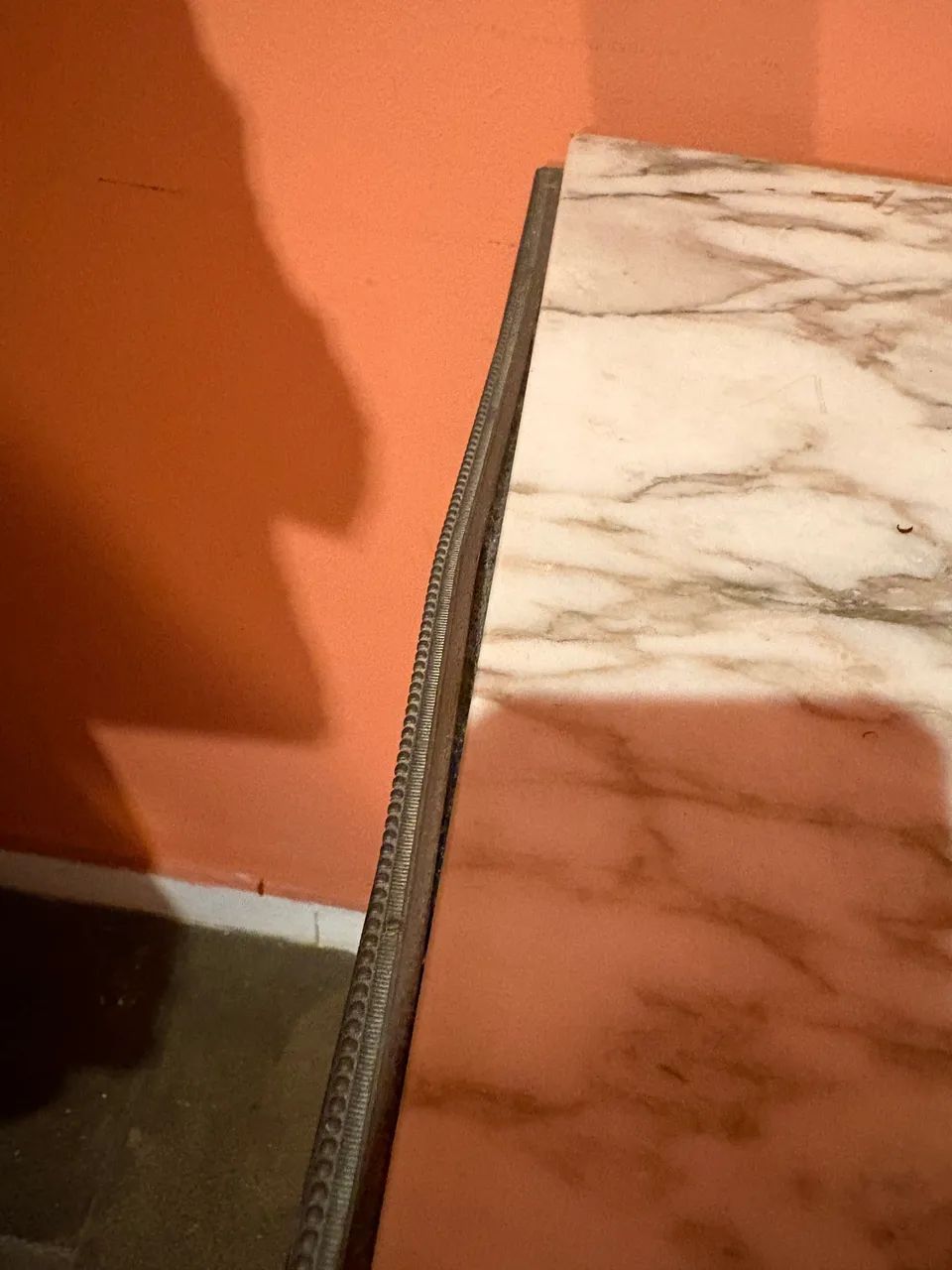 Mesa Estilo Luís XV com Mármore e Aplicações em Bronze - Foto 5