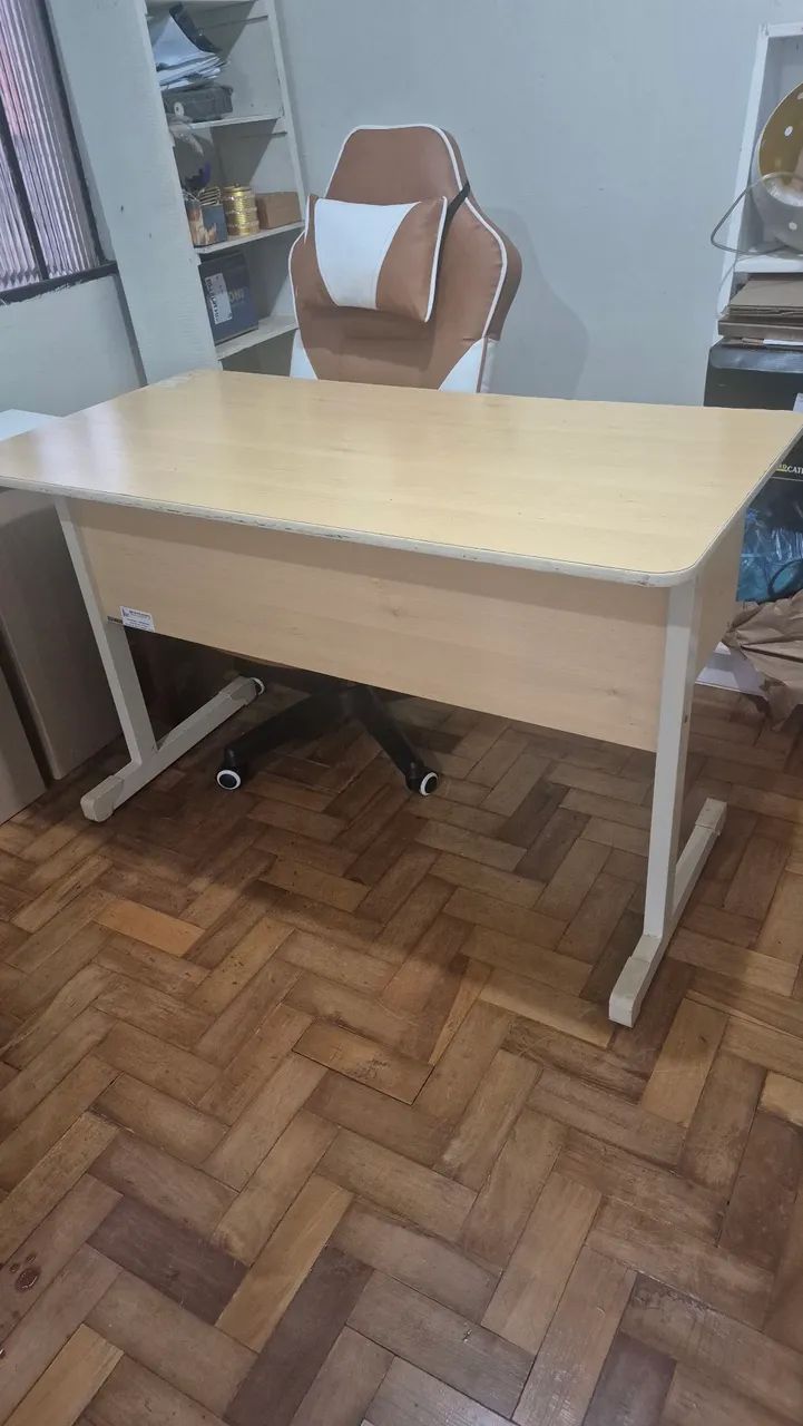Mesa de estudo com.3 gavetas 