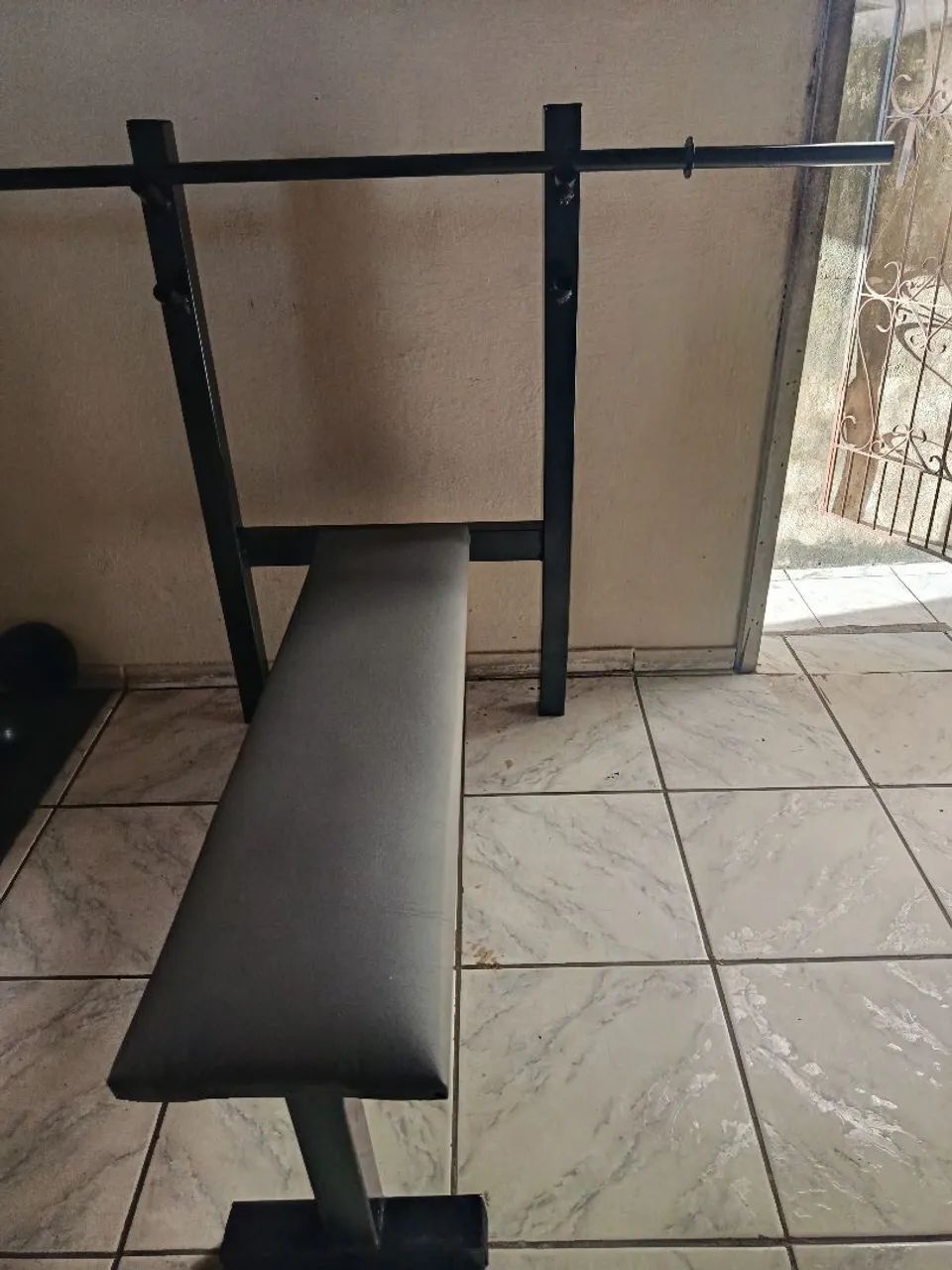 Banco supino reto com barra 