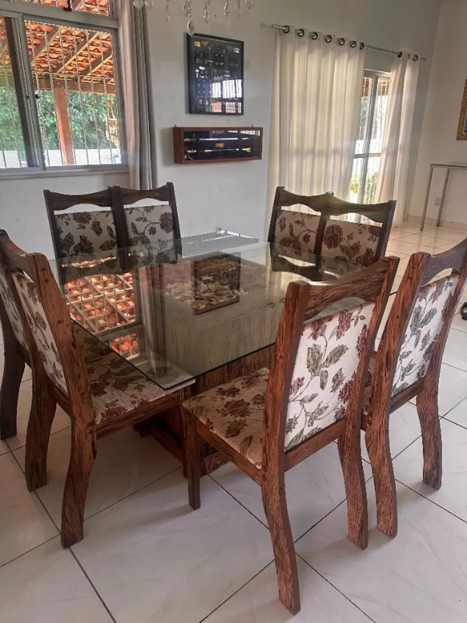Mesa com tampo de vidro