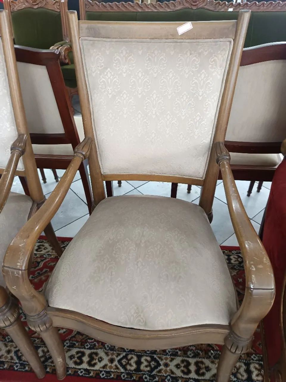 Poltronas em madeira maciça clássicas  - Foto 4