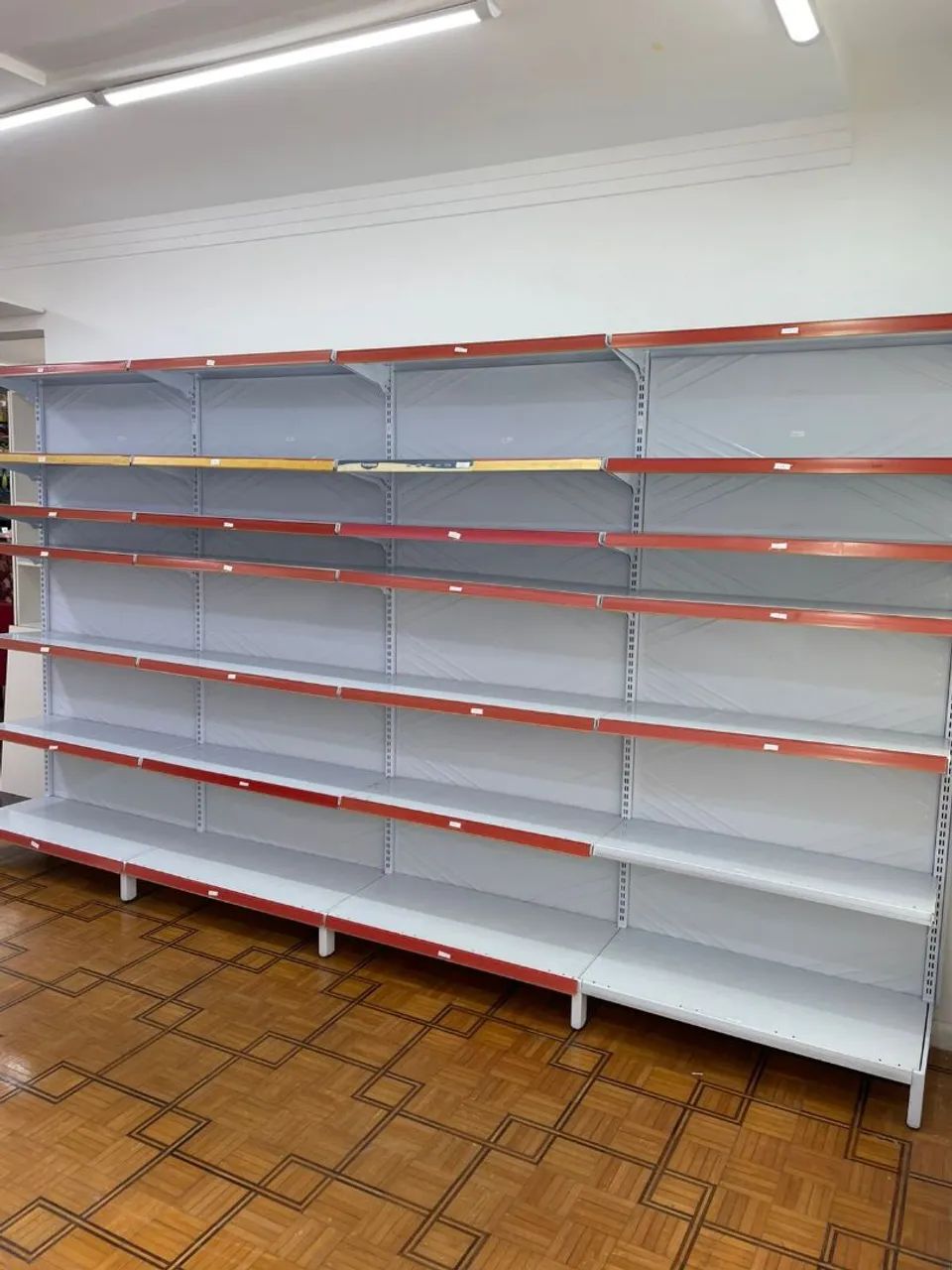 4 Gondolas com prateleiras em metal para comercio em geral - Foto 2