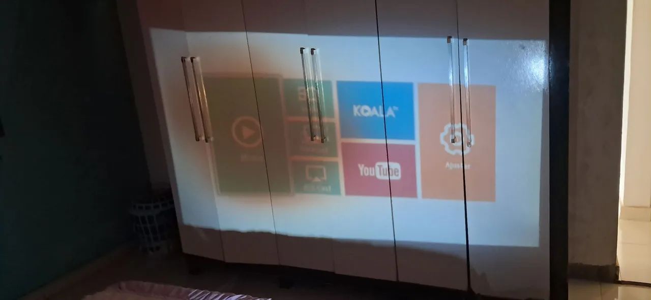 Mine led projetor s2 com controle, está com uma mancha na imagem mas n atrapalha muito  - Foto 4