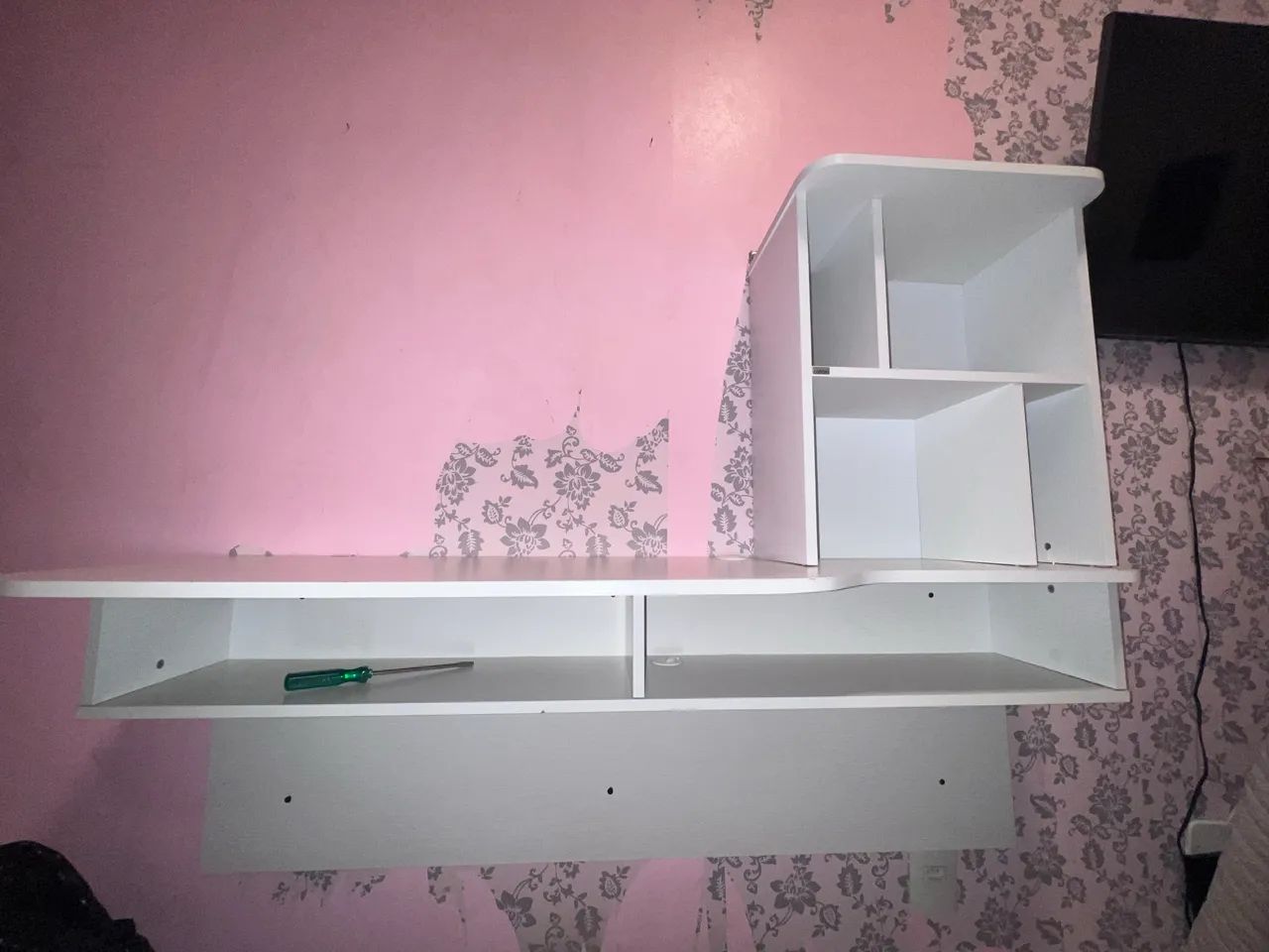 ESCRIVANINHA SUSPENSA BRANCA COM NICHOS