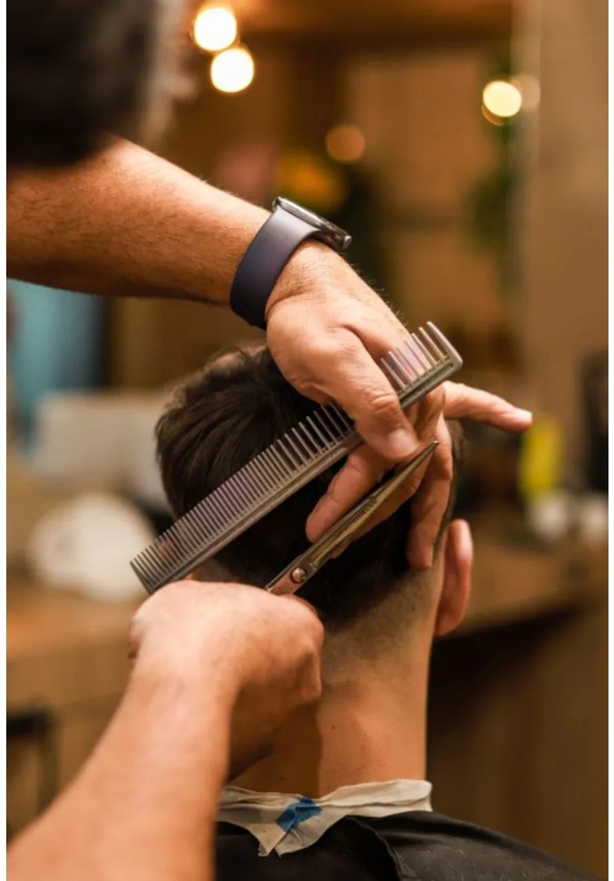 Contrata-se BARBEIRO com experiência!  - Foto 2