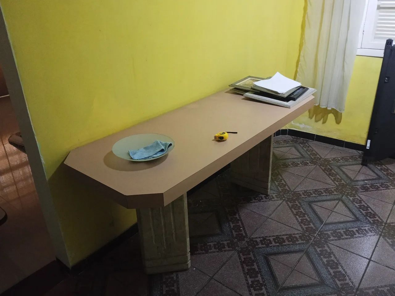 Mesa de madeira com pé de granito - Foto 2