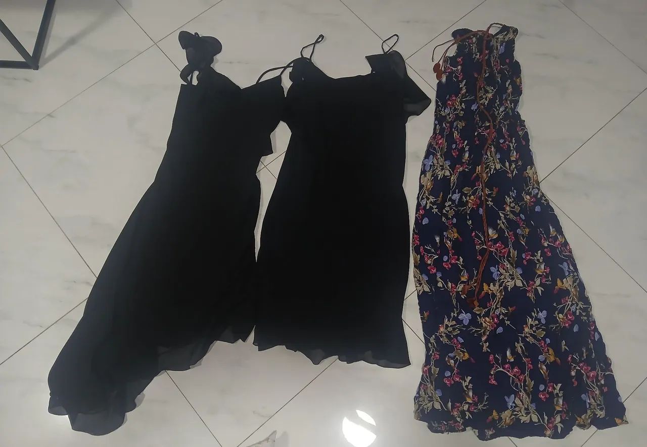 Lote com 26 vestidos e macaquinhos  - Foto 3