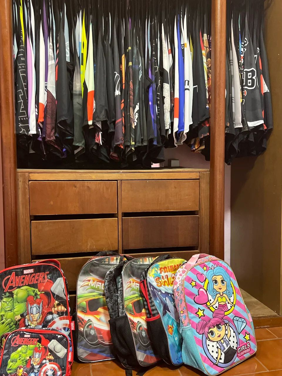Estoque 5 mochilas e 81 camisetas regata
