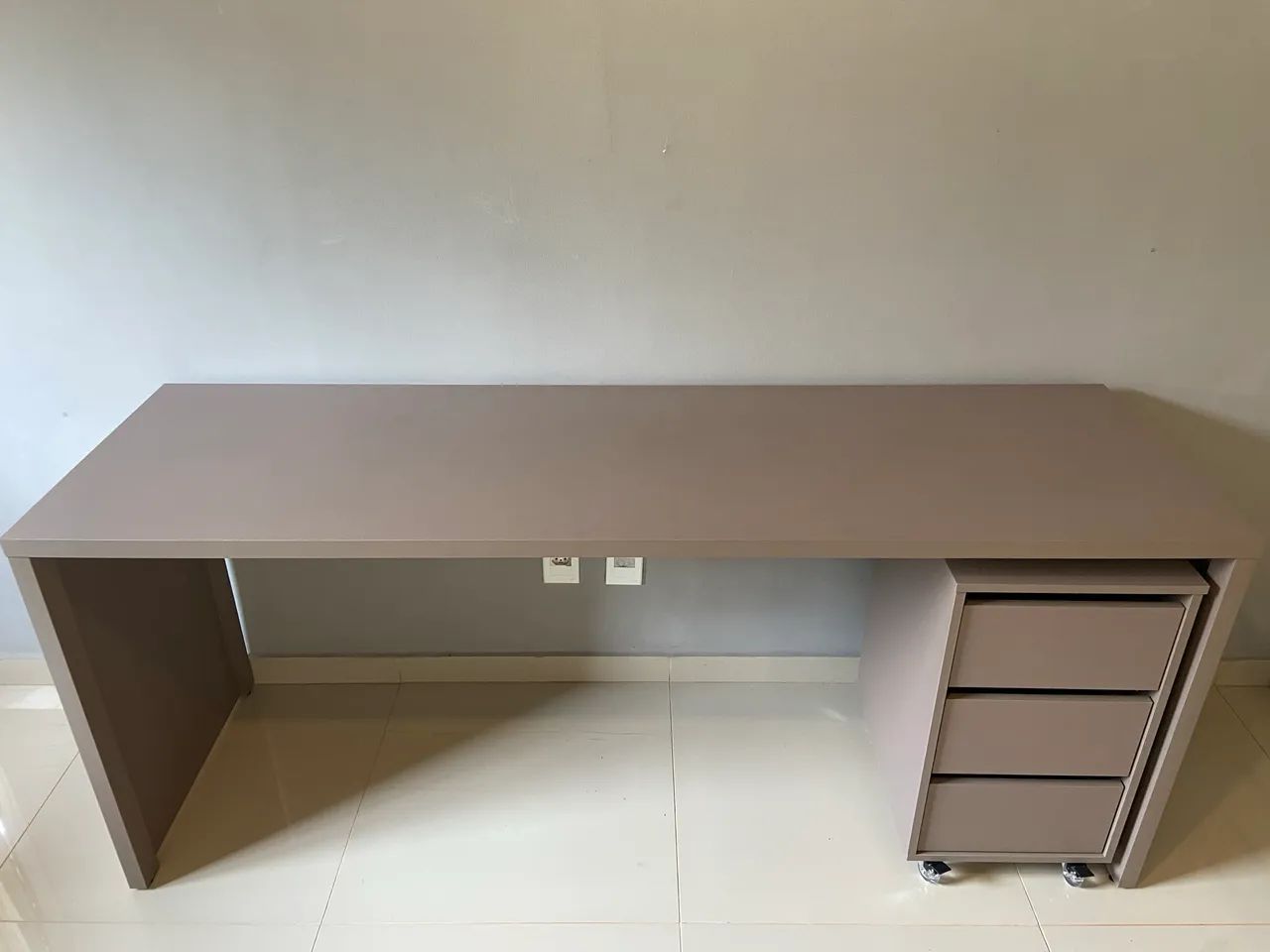 MESA ESCRITÓRIO 1,80M COM GAVETEIRO 3 GAVETAS 100% MDF  - Foto 4