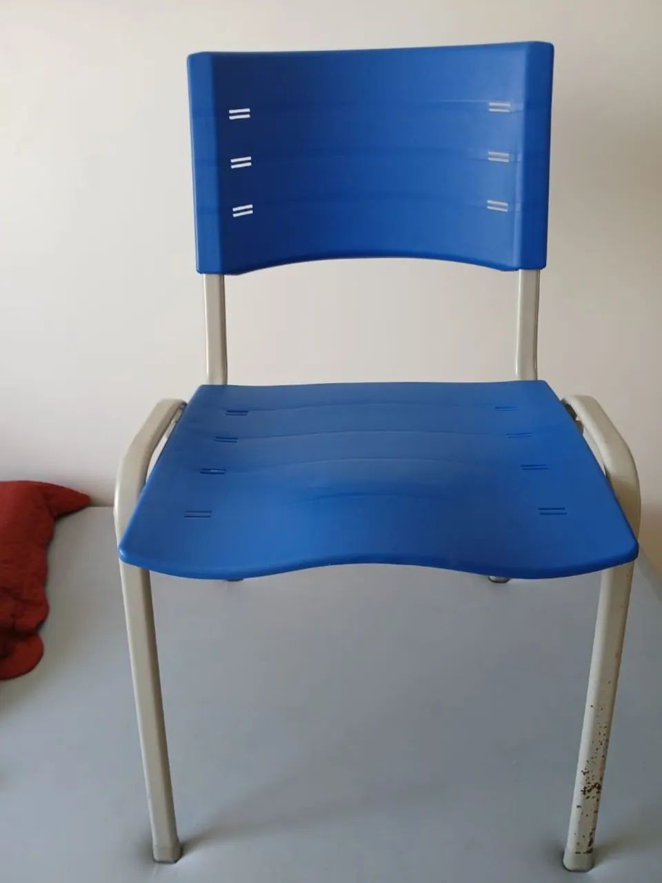 Cadeira azul<br>R$130<br>*Passo no cartão com acréscimo