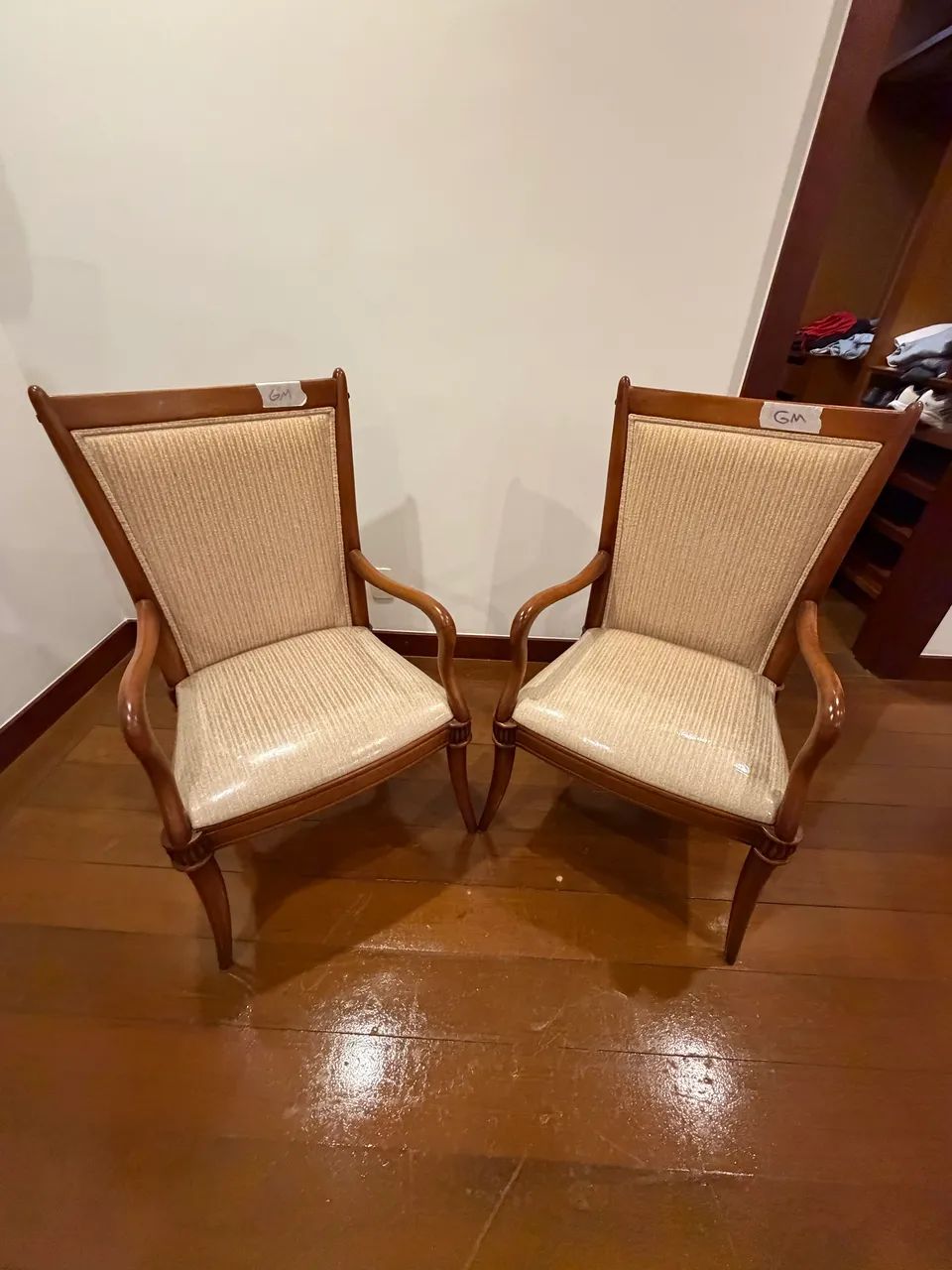 Lindo Par de Cadeiras Clássicas com Braço - Madeira Maciça e Design Elegante - Foto 3
