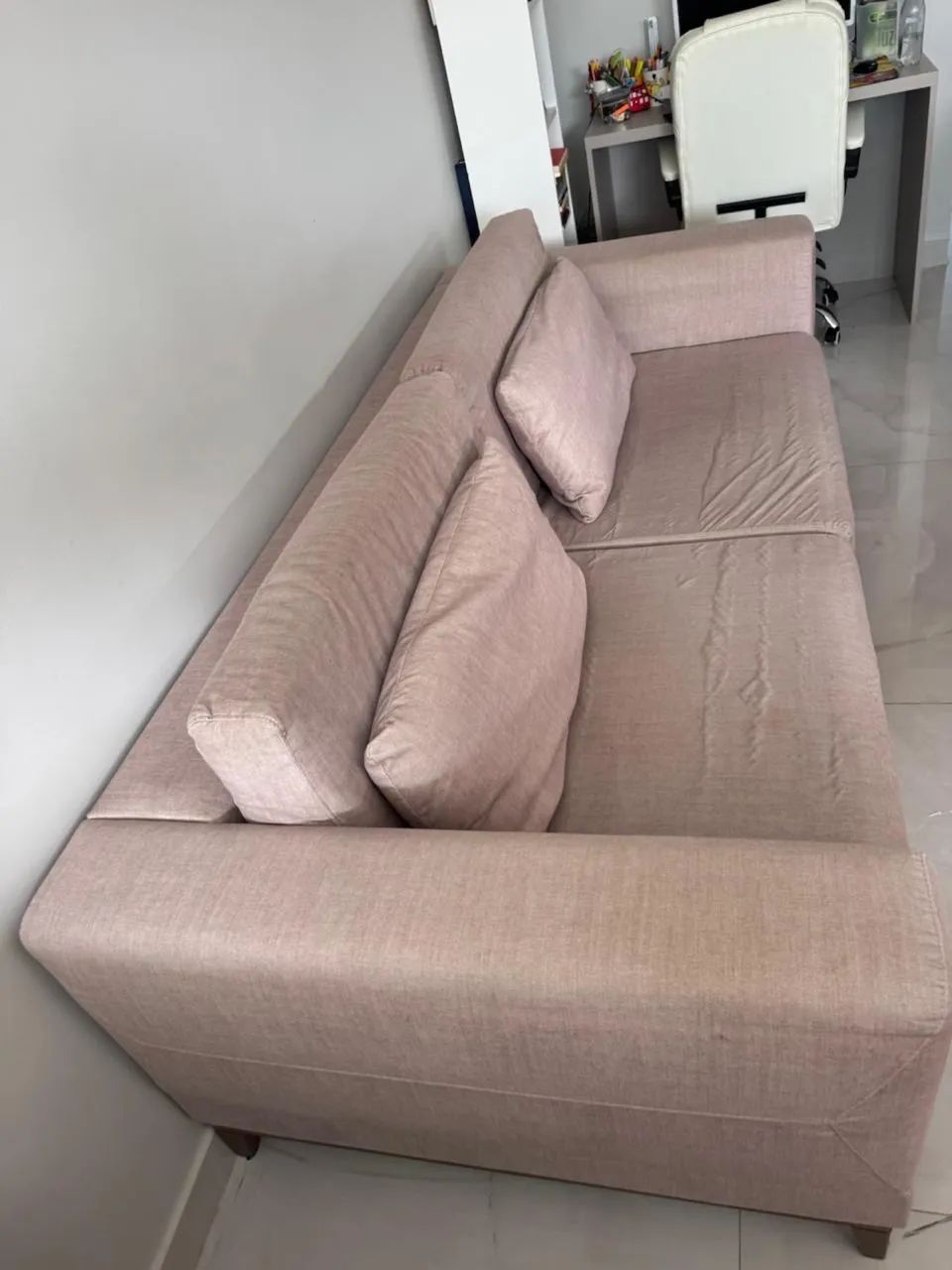 Sofá 3 lugares em linho com base de madeira - Foto 3