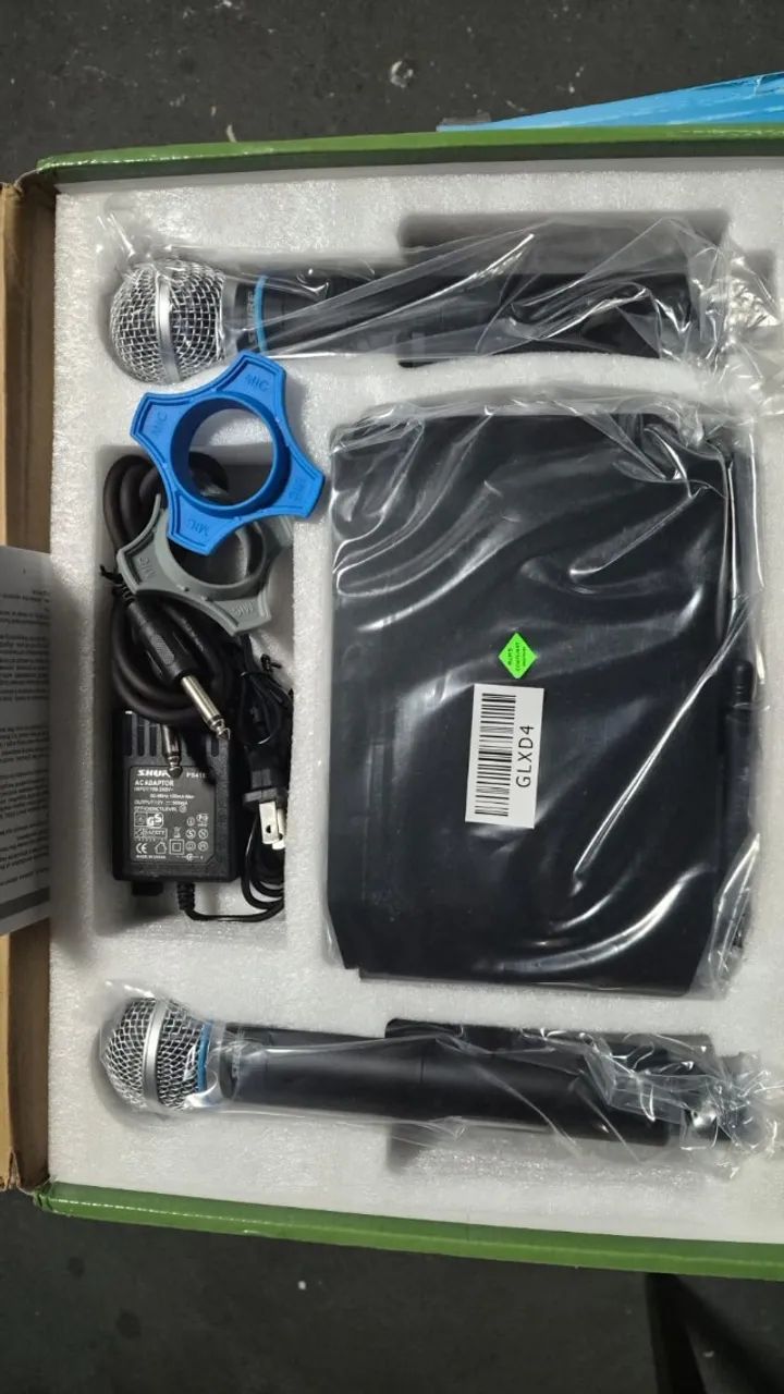 Caixa de som e microfone shure