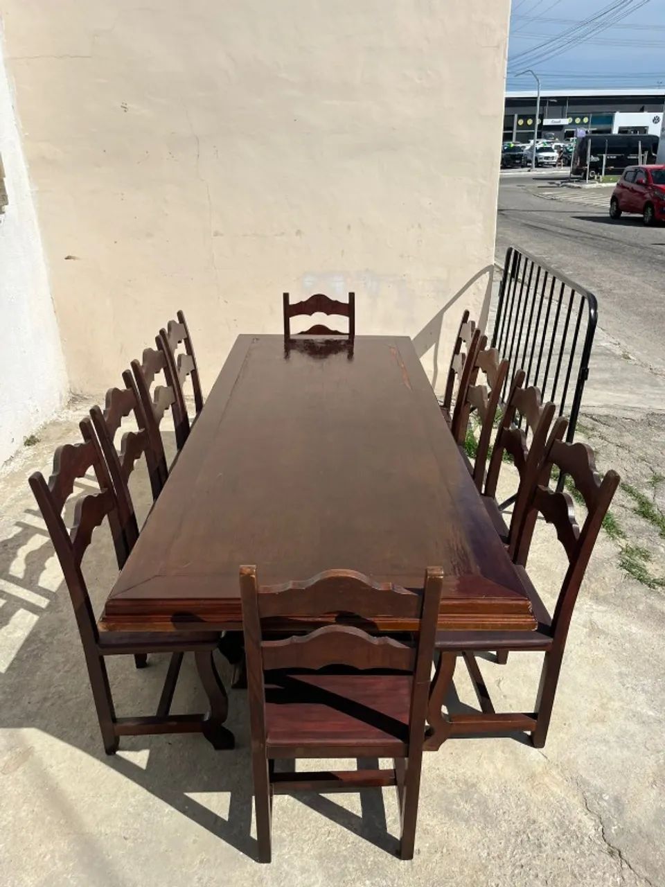 vendo mesa c/ 10 cadeiras de madeira macica  - Foto 4