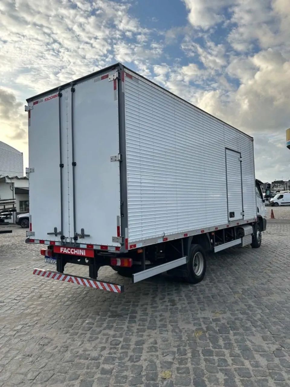 M BENZ ACCELO 817 ANO 2026 COM BAÚ  - Foto 5