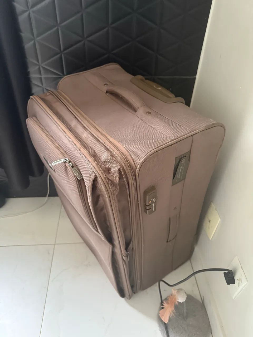 Mala de viagem - espaçosa e muito resistente  - Foto 6