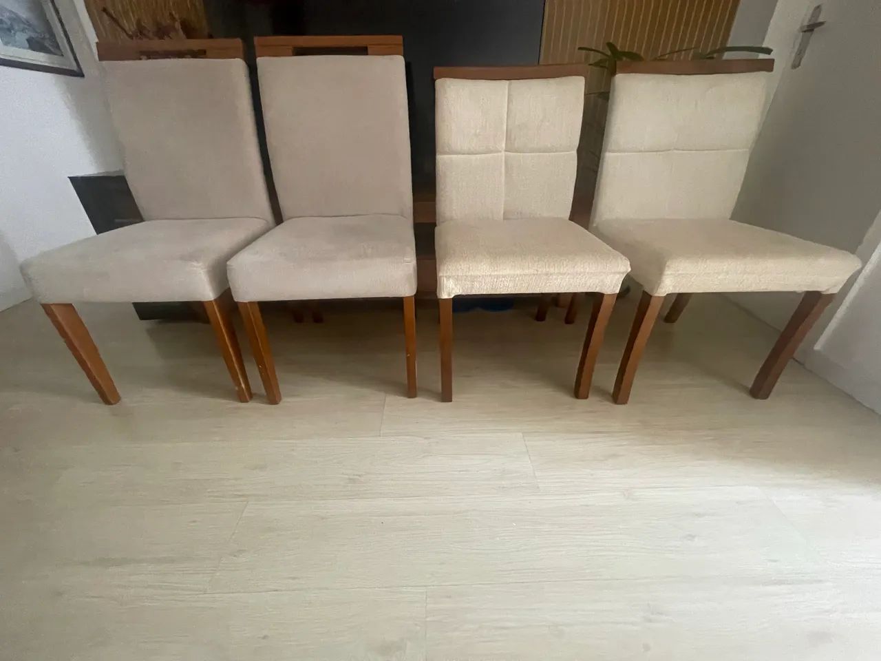 Mesa em madeira com 04 cadeiras em tecidos - Foto 4