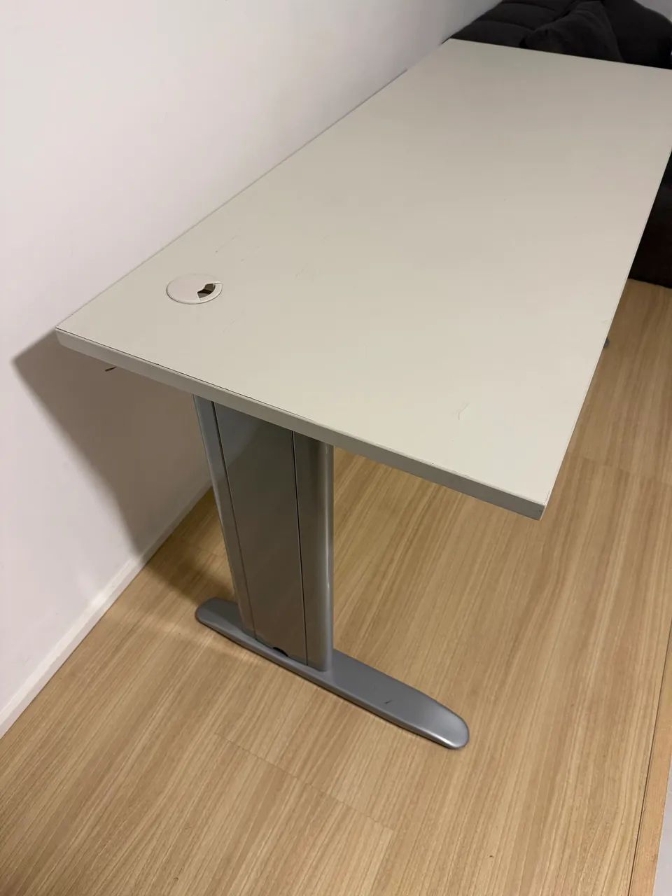 Mesa de Escritório Profissional com Tomadas