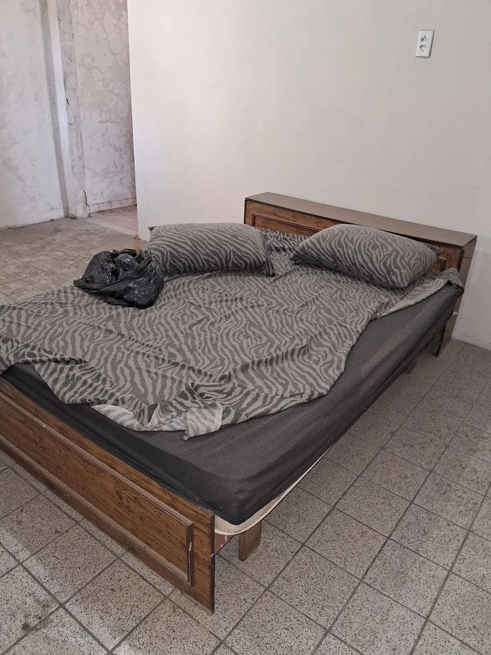 Cama e armário 