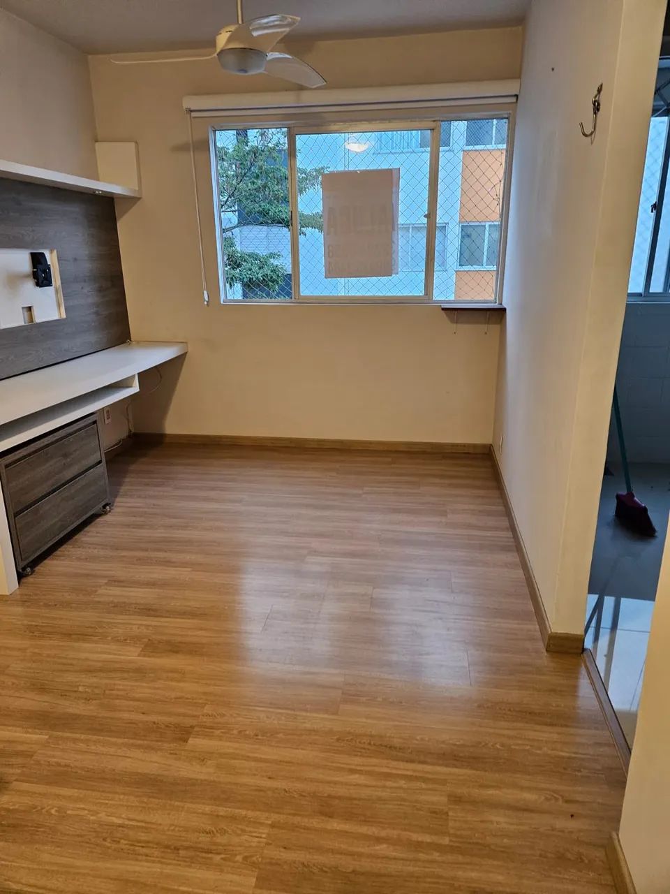 Apto de 01 dormitório mobiliado, quarto com cama, ventilador e armário, sala de estar e ja - Foto 5