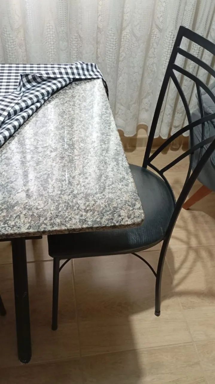 Vendo mesa 4 cadeiras com tampo em mármore 