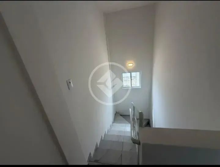 Imóvel com fachada moderna, acabamento em tons de cinza e branco e ambientes amplos, que p - Foto 3