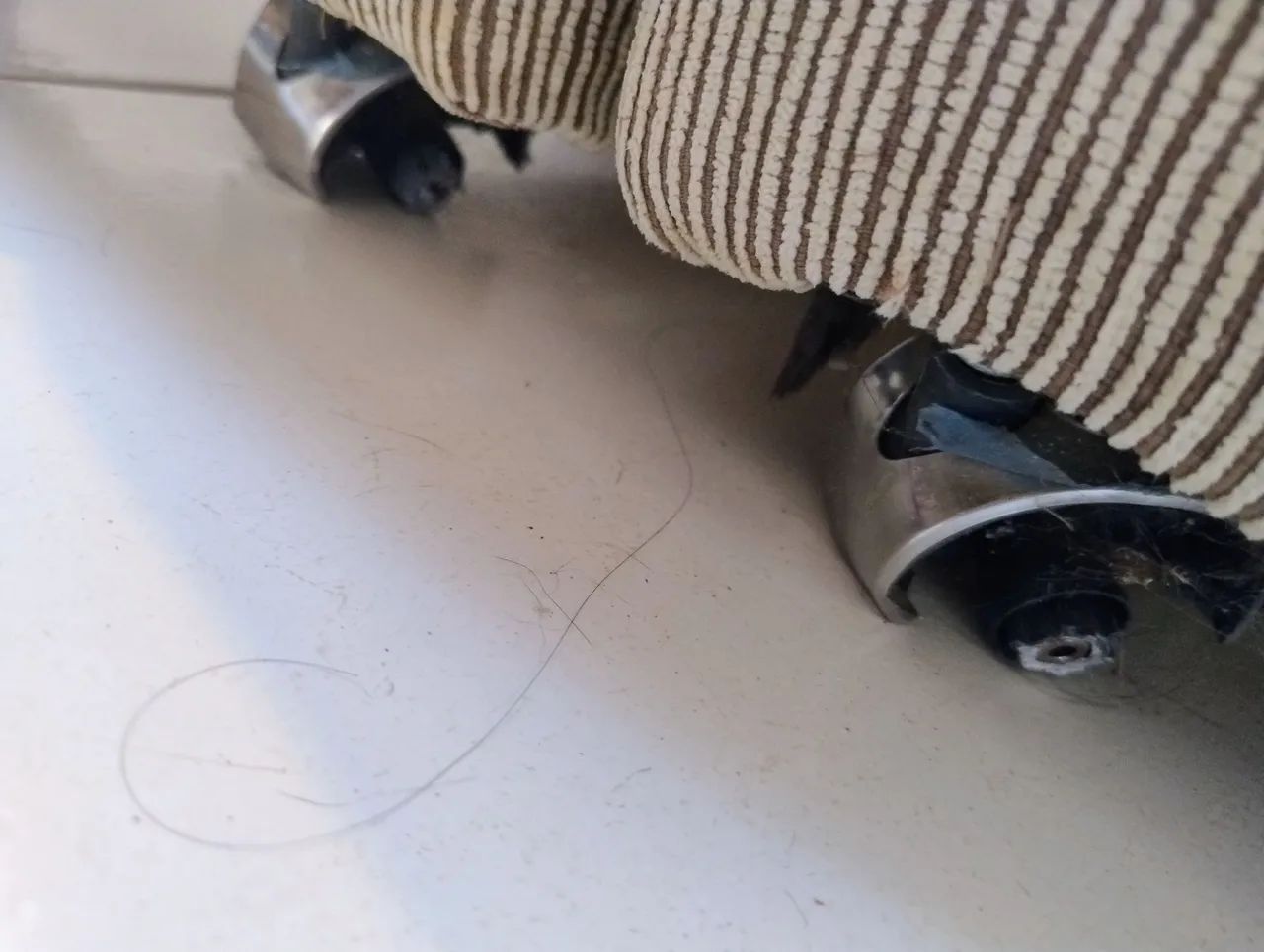 Vendo sofá cama - ÓTIMA ESTRUTURA, MADEIRA DE VERDADE, SOFÁ PESADO  - Foto 5