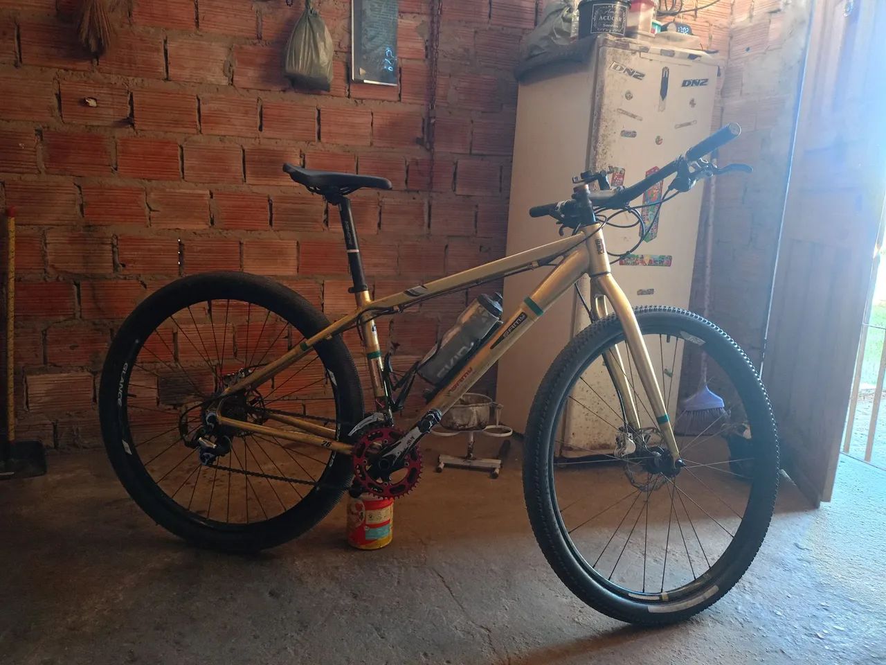 Vendo uma bicicleta aro 29 toda de alumínio 