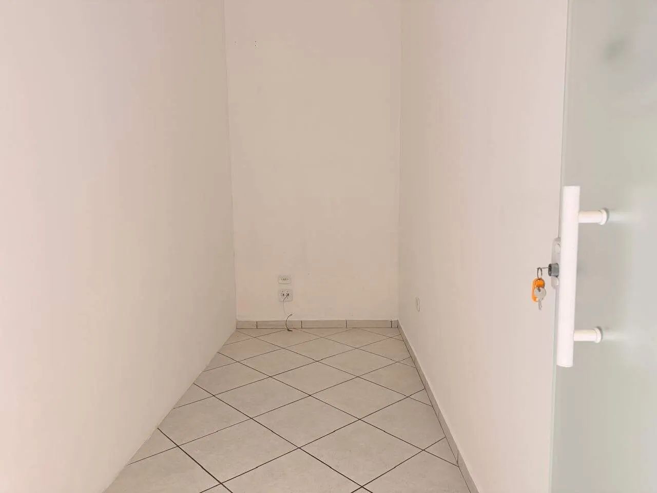 Sala comercial para locação no Centro, bairro Centro, cidade de Guararema/SP - Foto 2