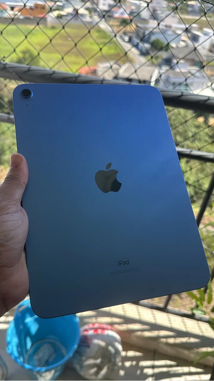 iPad 10 Geração com capa Logitech com teclado e mouse touch
