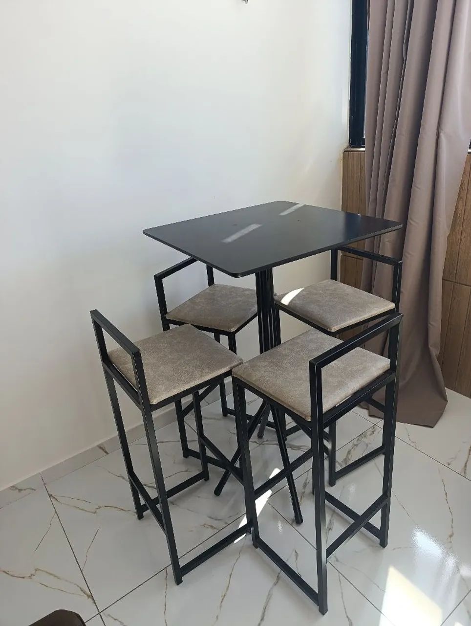 Mesa bistrô alta com 4 banquetas em aço 
