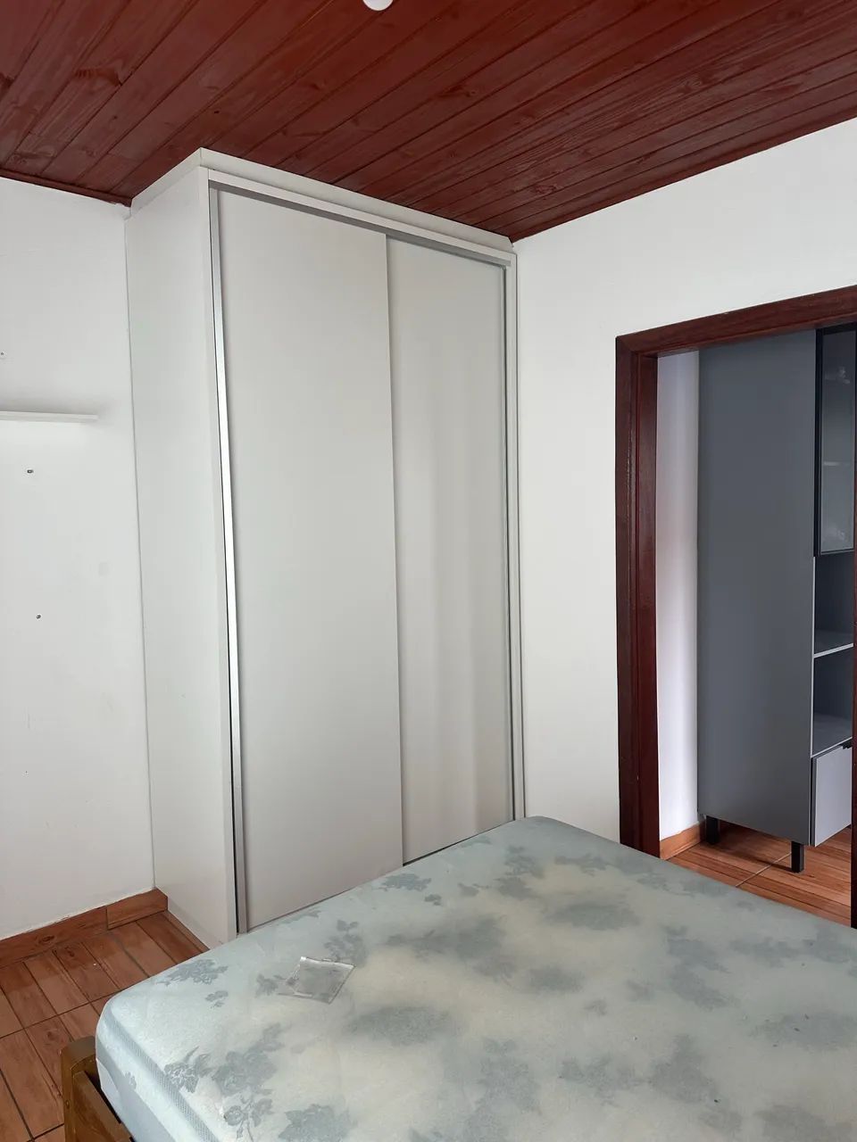 Alugo kitnet Carianos 
