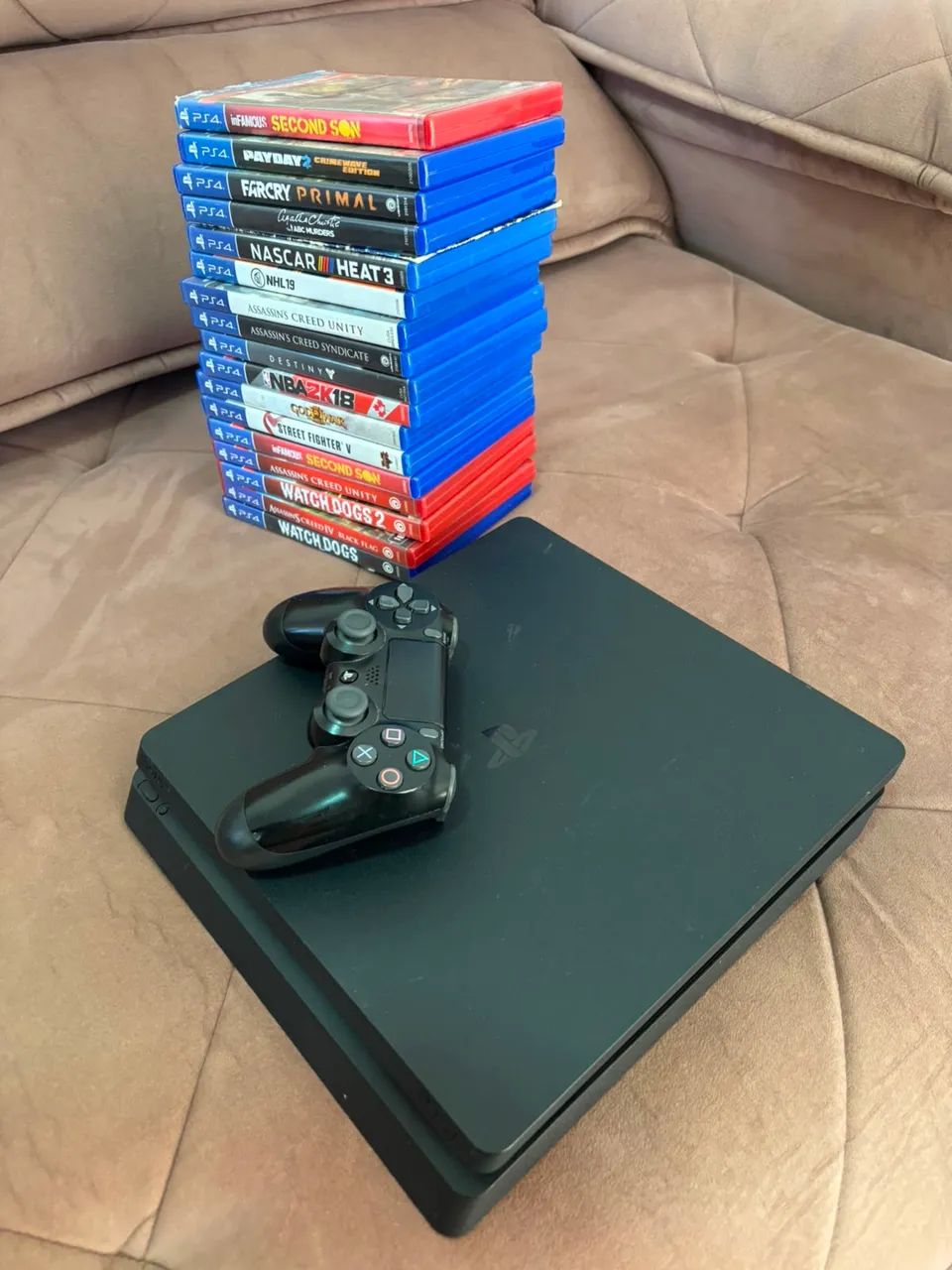 Ps4 slim mais 3 jogos.