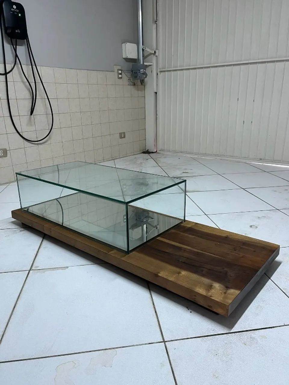 MESA DE CENTRO EM MADEIRA MACIÇA E VIDRO COM BASE ESPELHADA - Foto 2