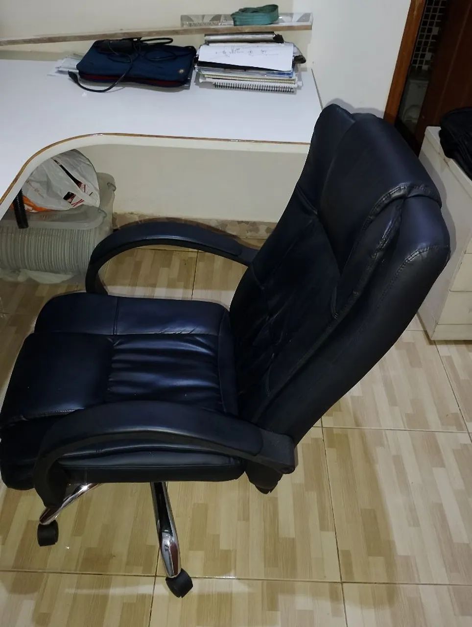 Mesa para escritório com cadeira e armário  - Foto 4