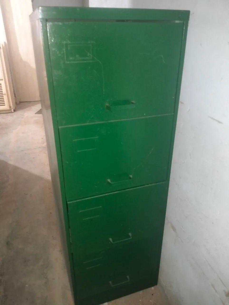 Vendo estante com 4 gavetas 
