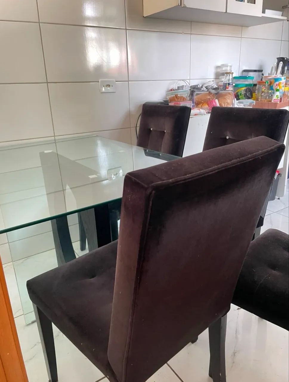 Mesa vidro temperado com 4 cadeiras estofadas - Foto 4