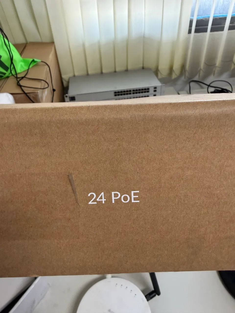 Switch Ubiquiti USW 24 PoE  - Foto 3