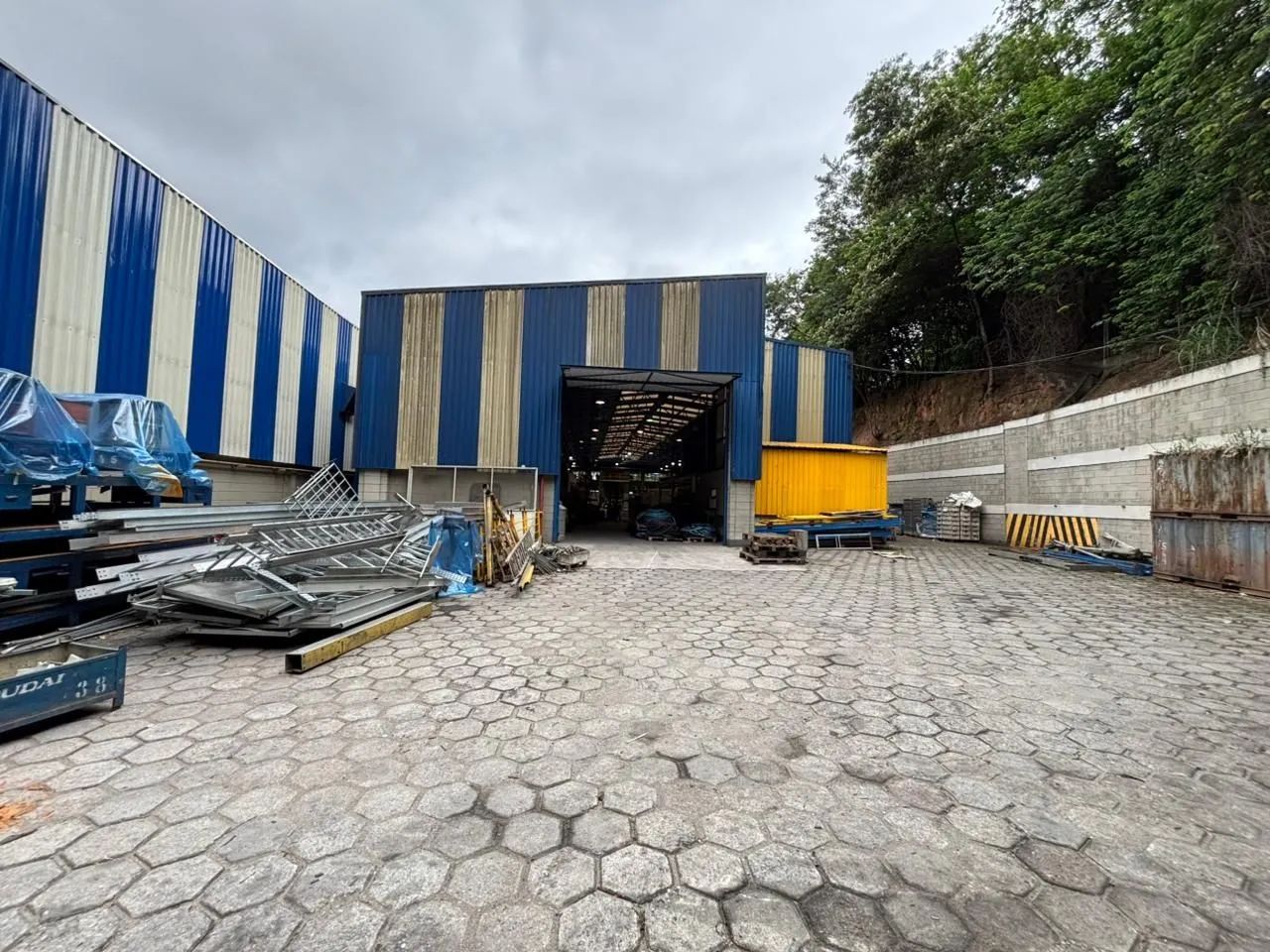 Galpão 4800 m²  3 docas  Jandira/Castello Branco