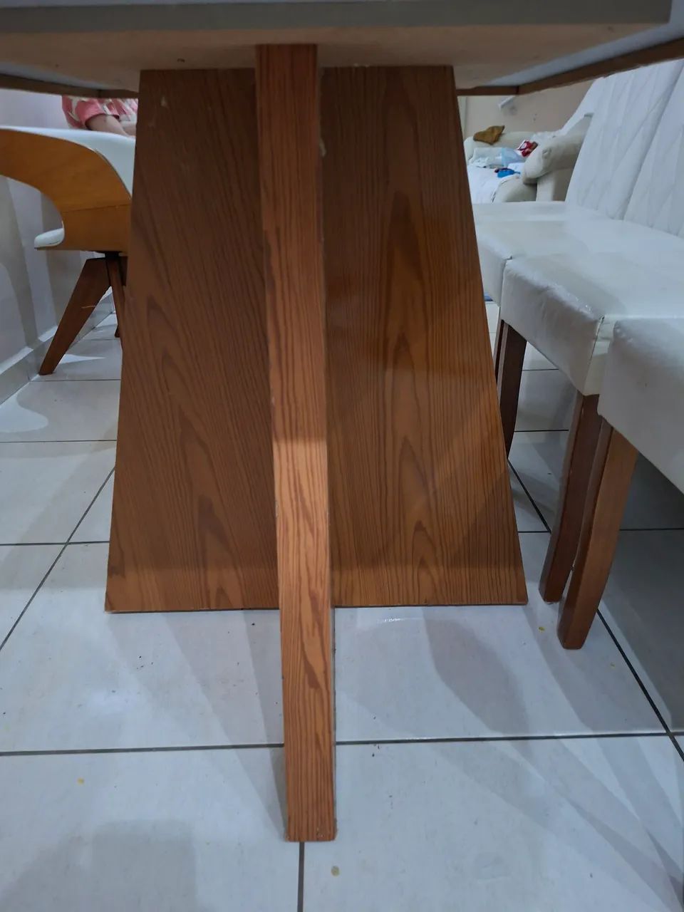 Mesa 4 cadeiras , cadeira com pé de madeira original,  em couro branco.  - Foto 4