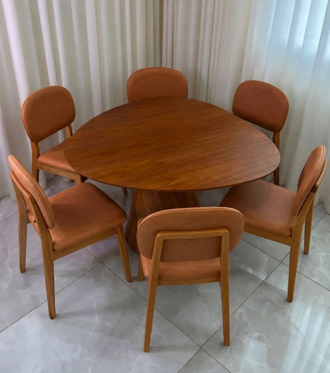 Mesa de Jantar oval com 6 cadeiras 