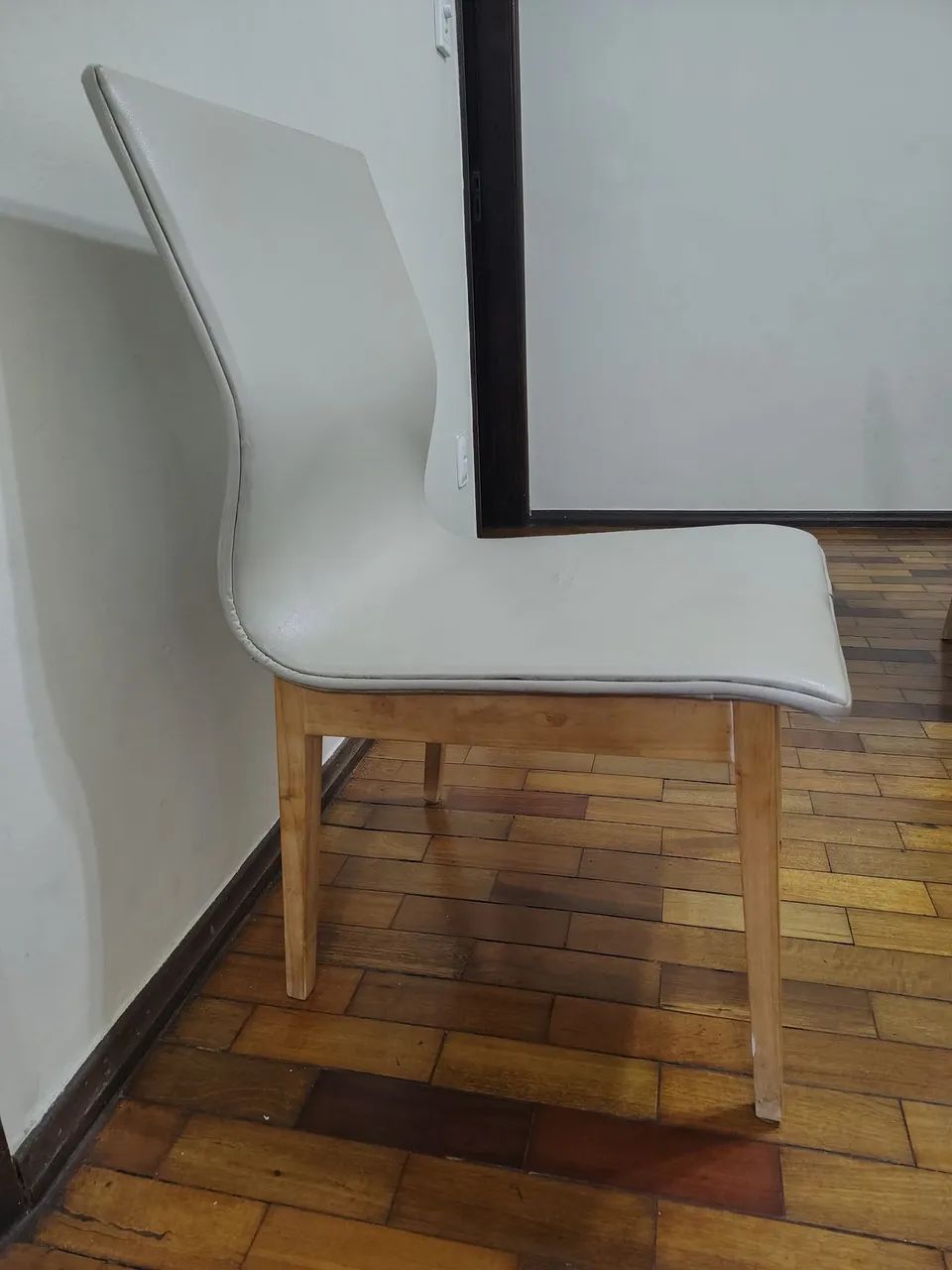 Conjunto de mesa e 6 cadeiras em madeira maciça  - Foto 4