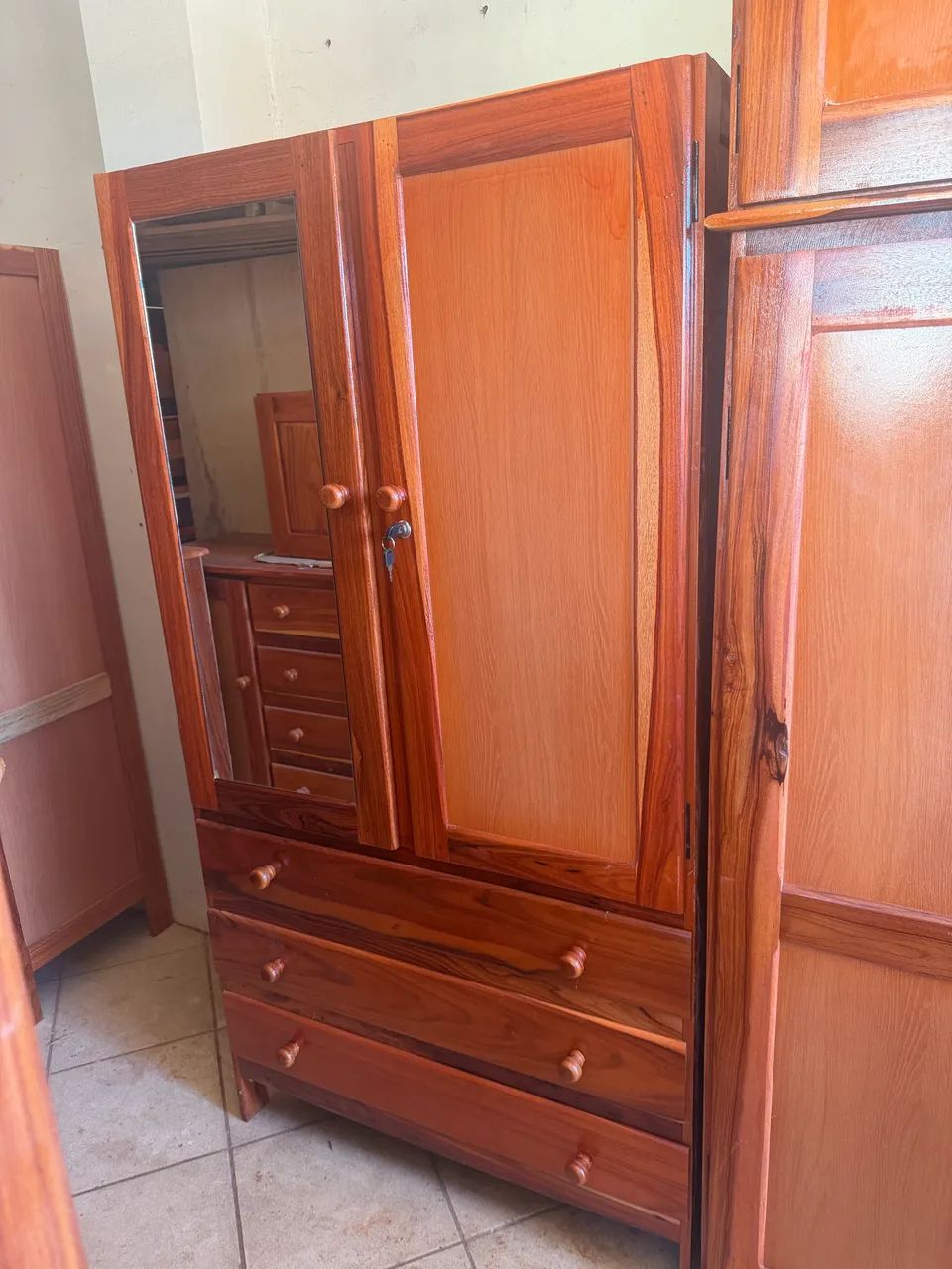 Guarda roupa solteiro com espelho  - Foto 2