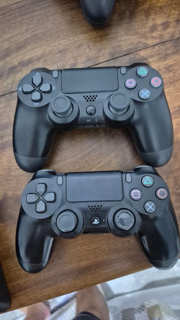 PS4 slim 500GB, com 2 controles - Foto 2