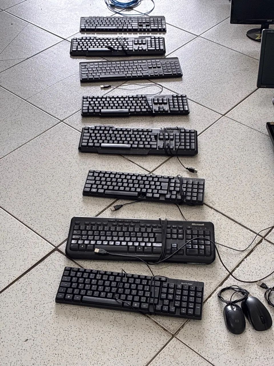 9 monitores, 8 teclados, 7 mouses, + cabos.