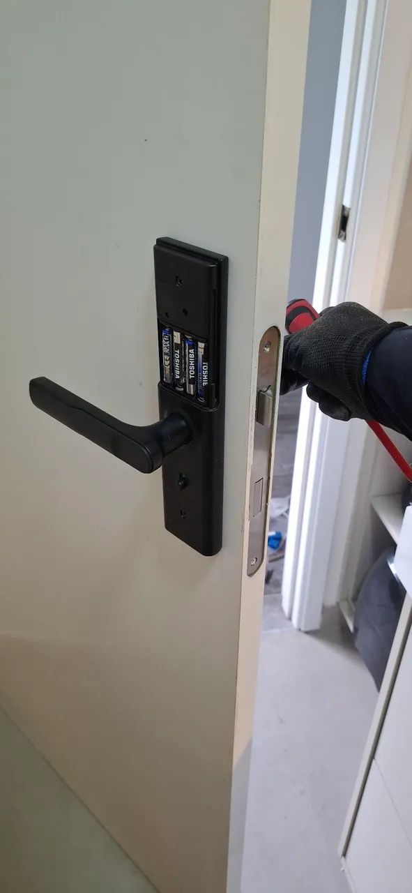 INSTALAÇÃO PROFISSIONAL DE FECHADURA ELETRÔNICA! - Foto 5